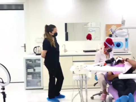 Zahnärztin und Team in einem hellen Behandlungsraum der Klinik